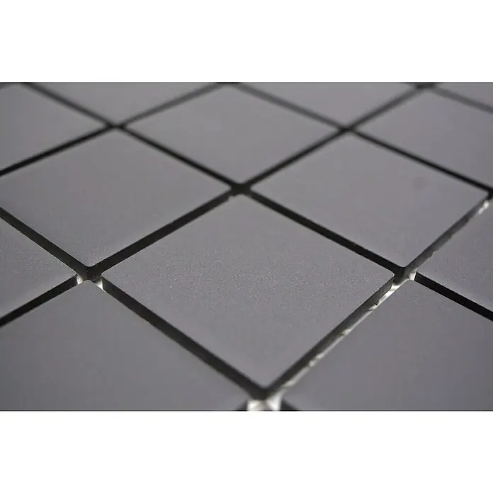 Mosaikfliese Quadrat Uni CU 223 - 29,8 x 29,8 cm, Schwarz, Matt - Nahaufnahme von grauen quadratischen Fliesen, die ein geometrisches Muster bilden. Perfekt für moderne Raumgestaltungen.