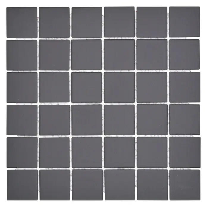 Mosaikfliese Quadrat Uni CU 223 - 29,8 x 29,8 cm, Schwarz, Matt - Quadratische, dunkelgraue Mosaikfliese, ideal für moderne Oberflächengestaltung. Die Fliesen sind durch weiße Fugen voneinander getrennt.