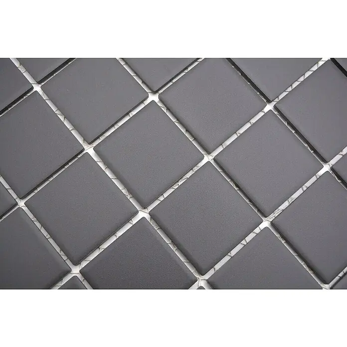 Mosaikfliese Quadrat Uni CU 223 - 29,8 x 29,8 cm, Schwarz, Matt - Nahaufnahme von grauen, quadratischen Fliesen mit weißen Fugen. Ideal für moderne Küchen und Badezimmer.