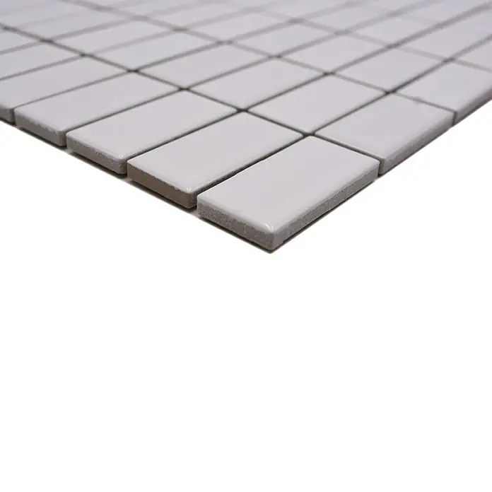 Mosaikfliese Stäbchen Uni ST 370 - 29,8 x 29,8 cm, Weiß, Glänzend - Detailaufnahme von hellgrauen rechteckigen Keramikfliesen, die ein modernes und minimalistisches Design für Innenräume zeigen.