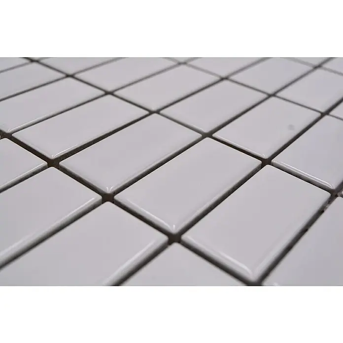 Mosaikfliese Stäbchen Uni ST 370 - 29,8 x 29,8 cm, Weiß, Glänzend - Nahaufnahme von rechteckigen, glänzenden weißen Fliesen, die ein sauberes und modernes Design für Badezimmer oder Küchen zeigen.