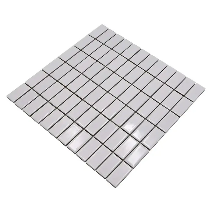 Mosaikfliese Stäbchen Uni ST 370 - 29,8 x 29,8 cm, Weiß, Glänzend - Nahaufnahme eines Blatts rechteckiger, glänzend weißer Mosaikfliesen, die sich ideal für ein elegantes und modernes Design eignen.