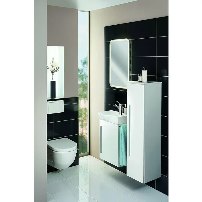 Camargue Stella K welcome Waschtischunterschrank - 44 x 24,3 x 60 cm, Weiß - Modernes Badezimmer mit weißer Toilette, Waschbecken und Spiegelschrank vor schwarzem Fliesenhintergrund. Elegantes Design für stilvolle Bäder.