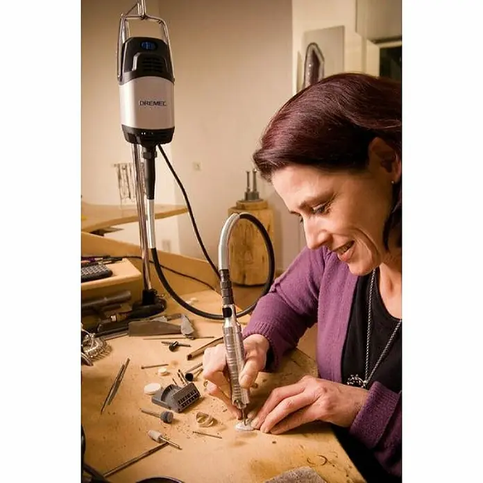 Dremel Fortiflex Herramienta rotativa eléctrica Fortiflex 9100-21 - Número de revoluciones de marcha en vacío: 20.000 r.p.m. - Mujer trabajando en joyería con una herramienta Dremel en un banco de trabajo.