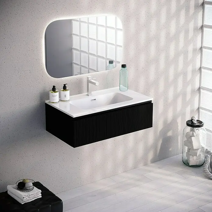 Lavabo Spectra - 81 x 46 cm, Orificios para grifo: Medio, Con desbordamiento, Blanco - Consola de baño moderna con mueble negro, lavabo blanco y espejo iluminado que crea un ambiente elegante.