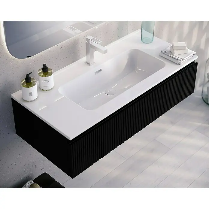 Lavabo Spectra - 101 x 46 cm, Orificios para grifo: Medio, Con desbordamiento, Blanco - La imagen muestra un lavabo moderno con encimera blanca y un mueble bajo con rayas negras verticales. Diseño elegante para el baño.