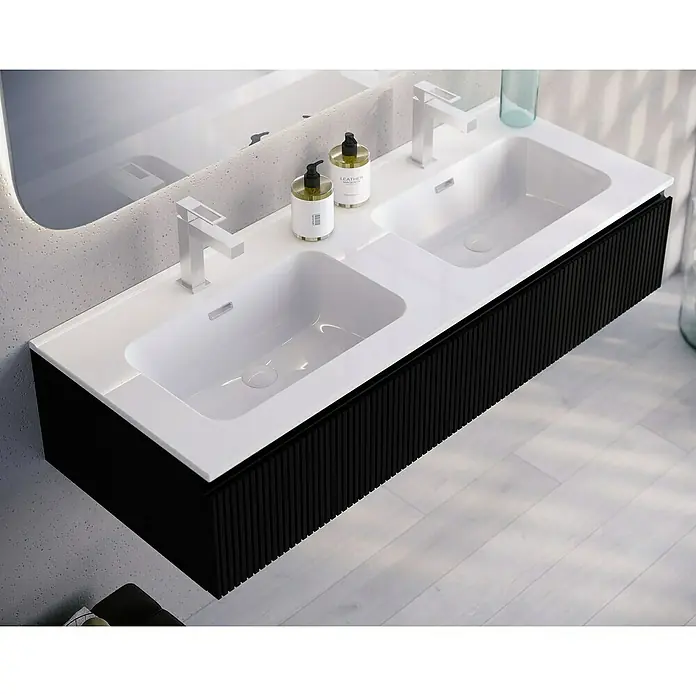 Lavabo doble Spectra - 121 x 46 cm, Orificios para grifo: Medio, Con desbordamiento, Blanco - Tocador de lavabo doble con encimera blanca y mueble negro en un baño moderno.