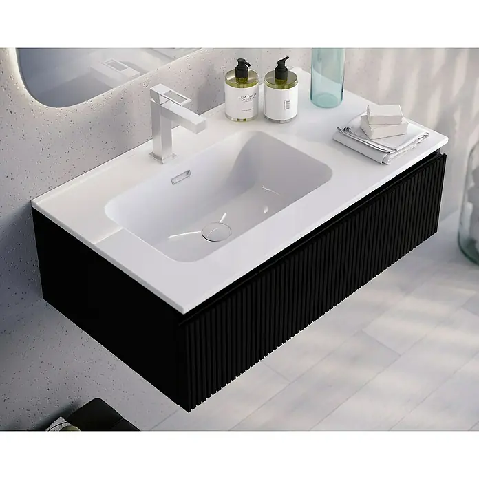 Lavabo Spectra seno izquierda - 81 x 46 cm, Orificios para grifo: Medio, Con desbordamiento, Blanco - Elegante lavabo con encimera blanca y mueble negro. El diseño moderno se complementa con accesorios y dispensadores de jabón.