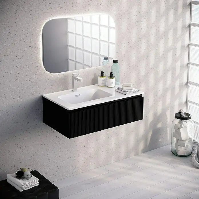 Lavabo Spectra seno izquierda - 81 x 46 cm, Orificios para grifo: Medio, Con desbordamiento, Blanco - Baño moderno con un elegante mueble de lavabo negro y un espejo iluminado con estilo, creando un ambiente lujoso.