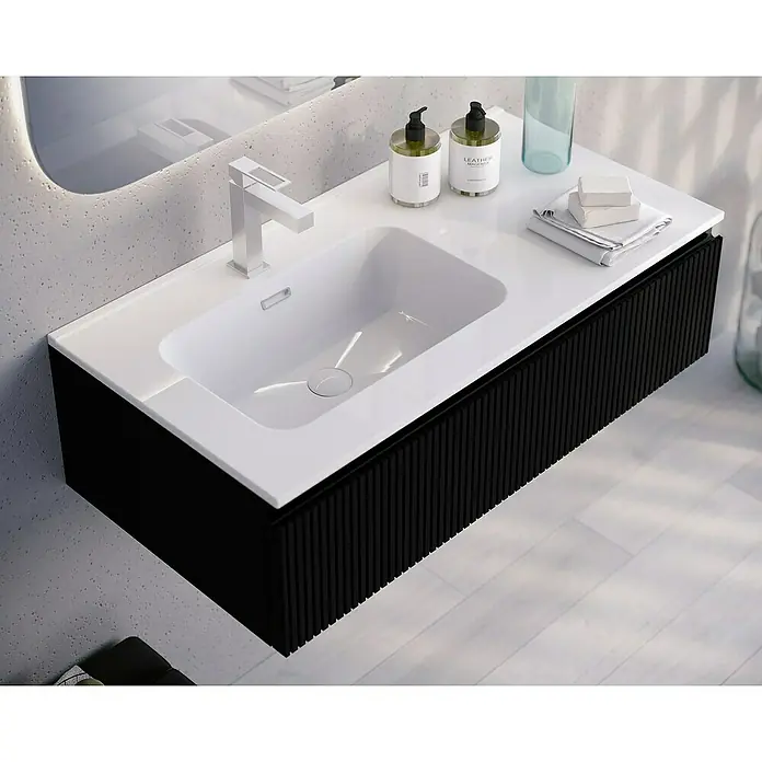 Lavabo Spectra seno izquierda - 91 x 46 cm, Orificios para grifo: Medio, Con desbordamiento, Blanco - Elegante lavabo de baño con encimera blanca y mueble negro, complementado con accesorios y dispensadores de jabón.