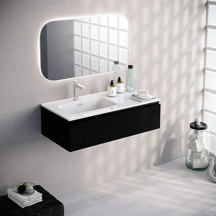 Lavabo Spectra seno izquierda - 91 x 46 cm, Orificios para grifo: Medio, Con desbordamiento, Blanco - Moderno mueble de baño con gabinete negro y lavabo blanco, complementado con espejo LED y elementos decorativos elegantes.