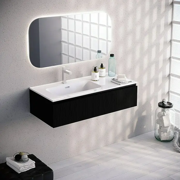 Lavabo Spectra seno izquierda - 101 x 46 cm, Orificios para grifo: Medio, Con desbordamiento, Blanco - Elegante mueble de baño con frontal negro y lavabo encastrado blanco, complementado con un espejo iluminado. Diseño moderno y funcional.