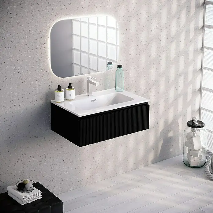 Lavabo Spectra - 71 x 46 cm, Orificios para grifo: Medio, Con desbordamiento, Blanco - Un baño moderno con un tocador negro con un lavabo sobre encimera blanco y un espejo iluminado.