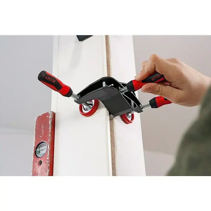 Bessey Richtzwinge TFM - Ausladung: 70 mm - Eine Ecke wird mit einer BESSEY-Winkelspanner fixiert, um präzise 90-Grad-Winkel zu gewährleisten. Perfekt für Holzbearbeitung.