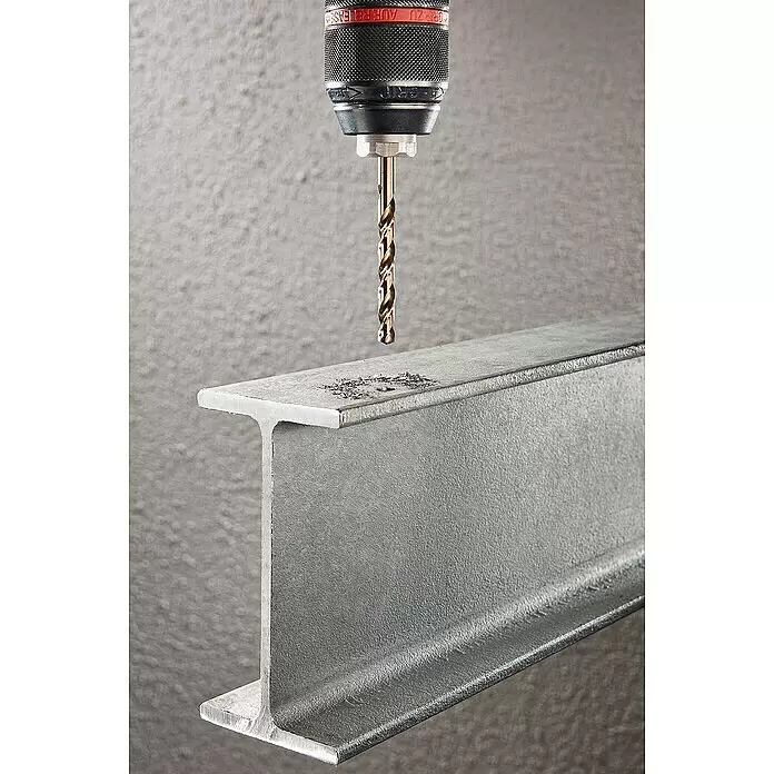 Wolfcraft Metallbohrer - 1 Stk., Durchmesser Bohrer: 2 mm, HSS-Co - Bohrfutter mit goldfarbenem Bohrer über einem Metall-I-Träger, mit Metallspänen auf der Oberfläche.