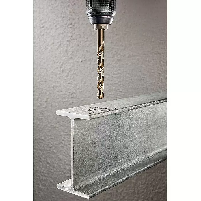 Wolfcraft Metallbohrer - 1 Stk., Durchmesser Bohrer: 7,5 mm, HSS-Co - Goldfarbener Bohrer über einem grauen Metall-I-Träger, mit Metallspänen auf dessen Oberfläche.