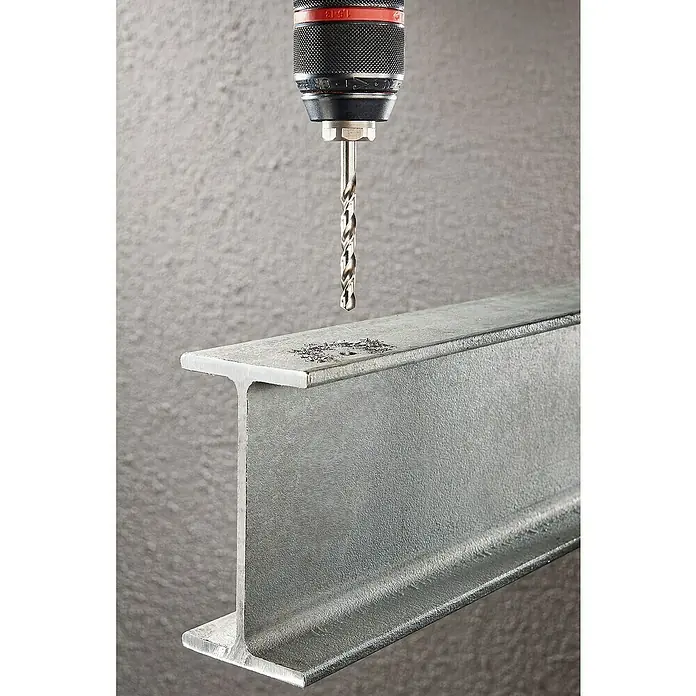 Wolfcraft Metallbohrer - 1 Stk., Durchmesser Bohrer: 12,5 mm, HS-Stahl - Ein Bohrer bohrt ein Loch in einen Stahlträger. Das Werkzeug ist präzise und die Späne fliegen.