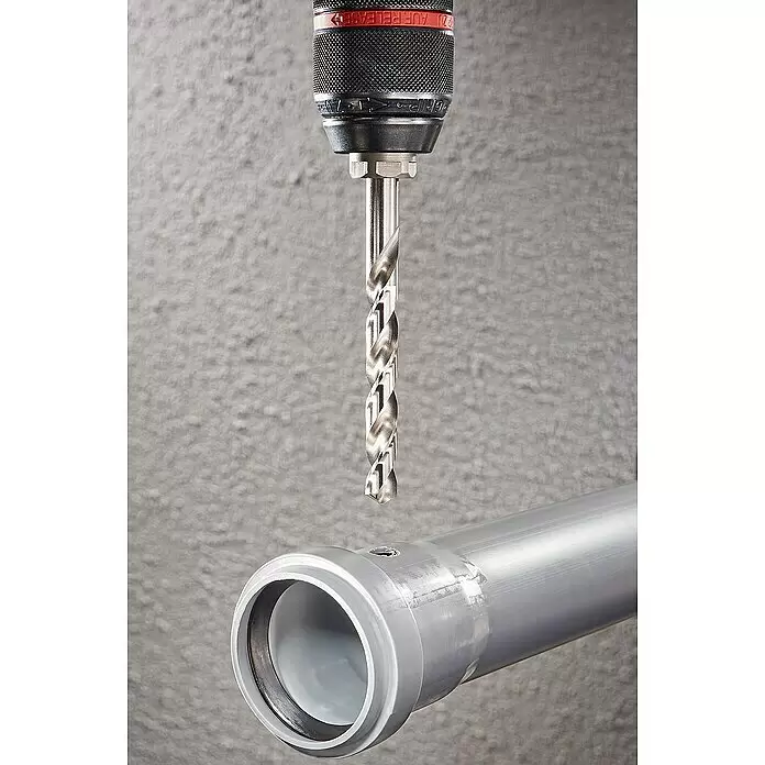 Wolfcraft Metallbohrer - 1 Stk., Durchmesser Bohrer: 6 mm, HS-Stahl - Bohrer in einem Bohrfutter über einem grauen Kunststoffrohr, bereit zum Bohren.