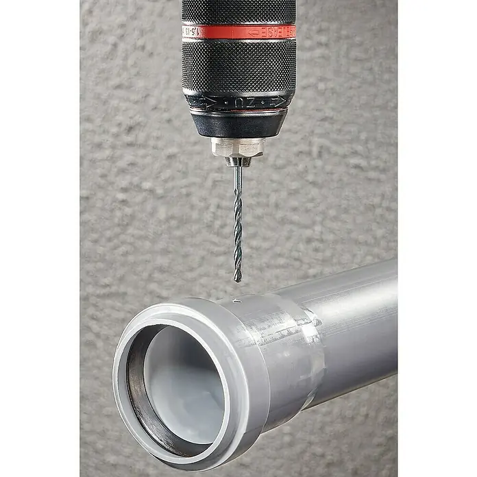 Wolfcraft Metallbohrer rollgewalzt - 3 Stk., Durchmesser Bohrer: 1,5 mm - Bohrmaschine mit Bohrer ausgerichtet auf ein graues PVC-Rohr vor einem neutralen Hintergrund, bereit zum Bohren eines Lochs.