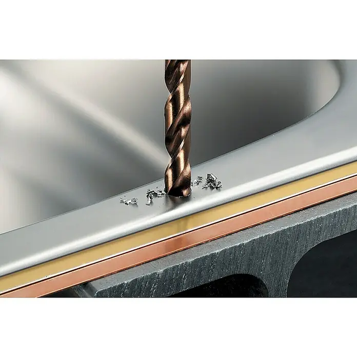 Metallbohrer - Durchmesser Bohrer: 8 mm - Nahaufnahme einer Wendelbohrerspitze, die durch eine Metalloberfläche bohrt und dabei kleine Metallspäne erzeugt. Ein Präzisionswerkzeug im Einsatz.