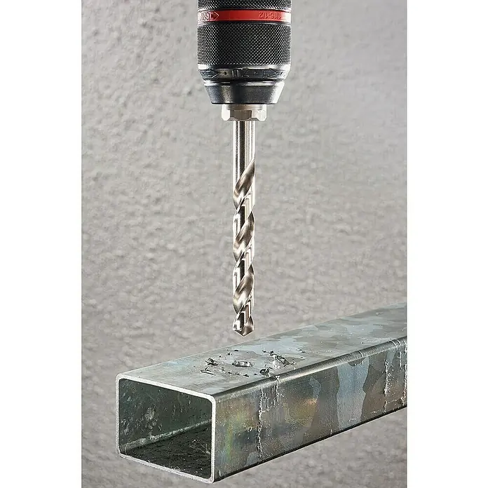 Wolfcraft Metallbohrer - 3 Stk., Durchmesser Bohrer: 2 mm, HS-Stahl - Bohrmaschine bohrt ein Loch in ein Metallstück, mit sichtbaren Metallspänen. Der Bohrer ist spiralförmig und silberfarben.