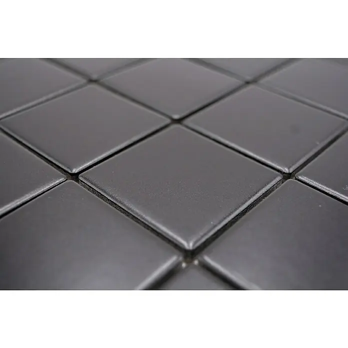 Mosaikfliese Quadrat Uni CD 192 - 29,8 x 29,8 cm, Schwarz, Matt - Nahaufnahme von schwarzen quadratischen Keramikfliesen, die in einem diagonalen Muster verlegt sind und ein modernes Design zeigen.