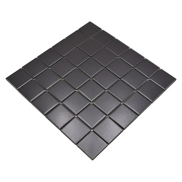 Mosaikfliese Quadrat Uni CD 192 - 29,8 x 29,8 cm, Schwarz, Matt - Ein quadratisches Mosaik aus grauen Keramikfliesen, die in einem diagonalen Muster angeordnet sind, perfekt für moderne Innenräume.