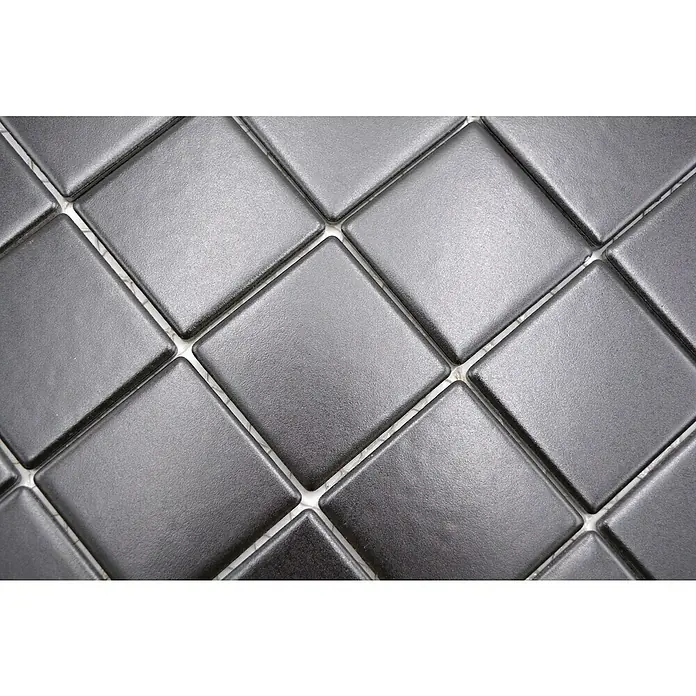 Mosaikfliese Quadrat Uni CD 192 - 29,8 x 29,8 cm, Schwarz, Matt - Nahaufnahme eines Musters aus quadratischen, anthrazitfarbenen Mosaikfliesen mit leicht abgerundeten Kanten und weißen Fugen, ideal für Bad und Küche.