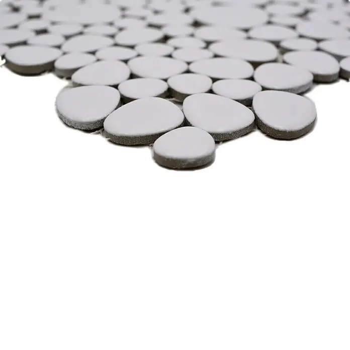 Mosaikfliese Kiesel Uni XKM 110N - 27,5 x 27,5 cm, Weiß, Matt - Nahaufnahme von weißen Mosaikfliesen mit Kiesel-Optik. Die unebene Textur und die sanfte Farbe verleihen jedem Raum eine natürliche Note.