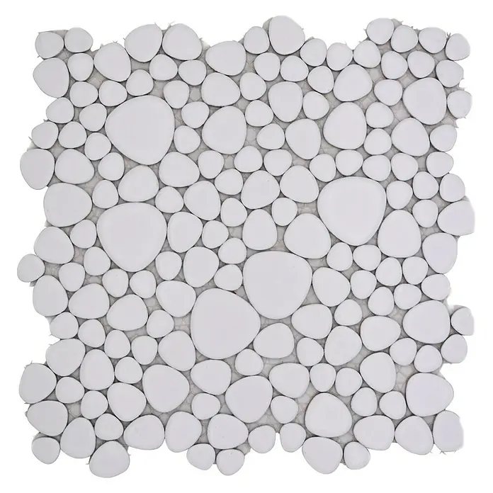 Mosaikfliese Kiesel Uni XKM 110N - 27,5 x 27,5 cm, Weiß, Matt - Nahaufnahme eines Musters aus glatten, weißen Kieselsteinen auf einer Matte, ideal für Bad- oder Küchendekor.