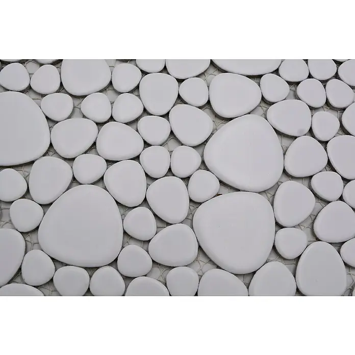 Mosaikfliese Kiesel Uni XKM 110N - 27,5 x 27,5 cm, Weiß, Matt - Nahaufnahme von weißen Kieselsteinfliesen, die auf einem Netzträger befestigt sind, ideal für Badezimmerböden oder Akzentwände.