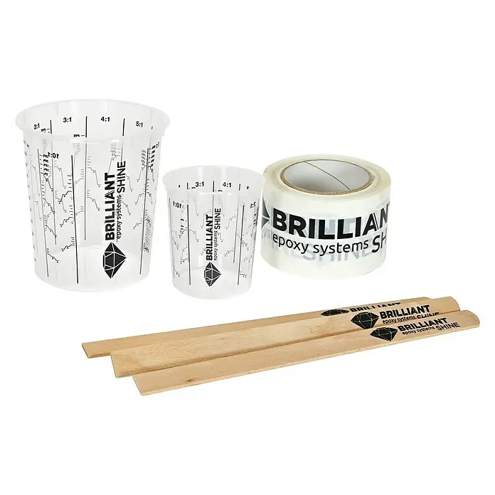 Zubehör-Set Brilliant Shine - 21 -tlg., Geeignet für: Epoxidharz - Das Bild zeigt ein Set für Epoxidharz von Brilliant, inklusive Messbecher, Klebeband und Rührstäbe. Perfekt für Kunstharzprojekte.