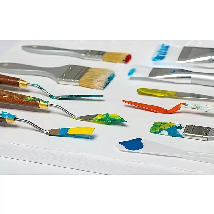 Liquitex Basics Palettenmesser-Set - Kunststoff, 5 -tlg. - Sortiment an Künstlerpinseln, Spachteln und Tuben mit blauer, gelber und grüner Farbe auf einer weißen Leinwand.