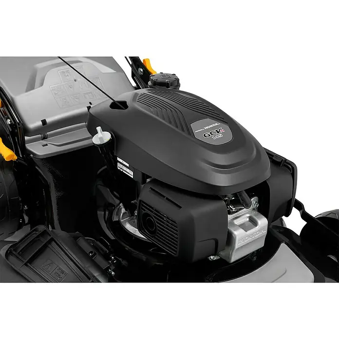 Alpina Benzin-Rasenmäher AL4 51 SHQ - 2,75 kW, 145 cm³, Schnittbreite: 51 cm - Nahaufnahme eines Honda Rasenmähers mit einem GCVx 145 Motor. Das Gerät ist in Schwarz und Silber gehalten.