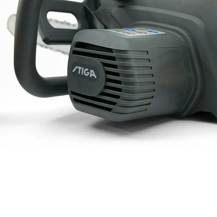 Stiga Elektro-Kettensäge CS 118c - 1.800 W, Schwertlänge: 35 cm - Nahaufnahme einer STIGA Kettensäge, die die Marke und das Design des Werkzeugs hervorhebt.\n