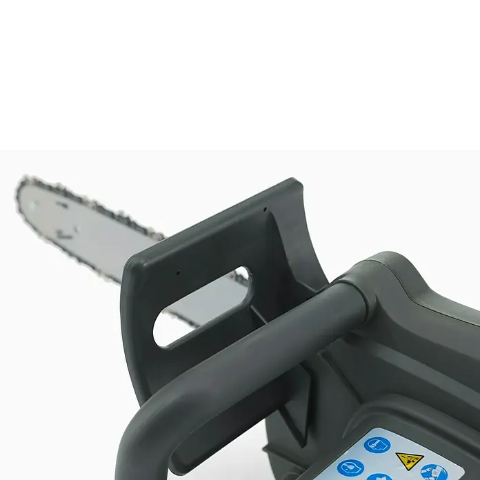 Stiga Elektro-Kettensäge CS 118c - 1.800 W, Schwertlänge: 35 cm - Nahaufnahme einer grauen Akku-Kettensäge mit scharfer Kette und robustem Griff, ideal für Gartenarbeiten und Baumschnitt.