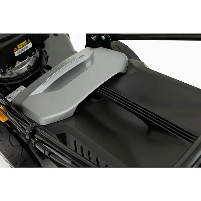 Alpina Cortacésped de gasolina AL5-51SAQ - 2,6 kW, 166 cm³, Ancho de corte: 51 cm - Vista detallada de una cortadora de césped que muestra su carcasa gris. Su diseño es moderno y funcional.