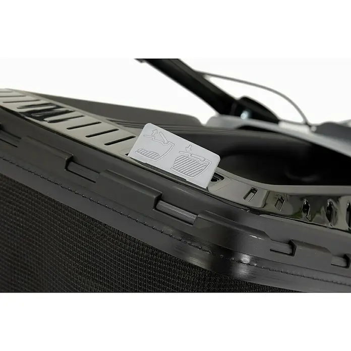 Alpina Cortacésped de gasolina AL5-51SAQ - 2,6 kW, 166 cm³, Ancho de corte: 51 cm - Primer plano de un cortacésped que muestra un recogedor de hierba con una pegatina de instrucciones para su correcto montaje.