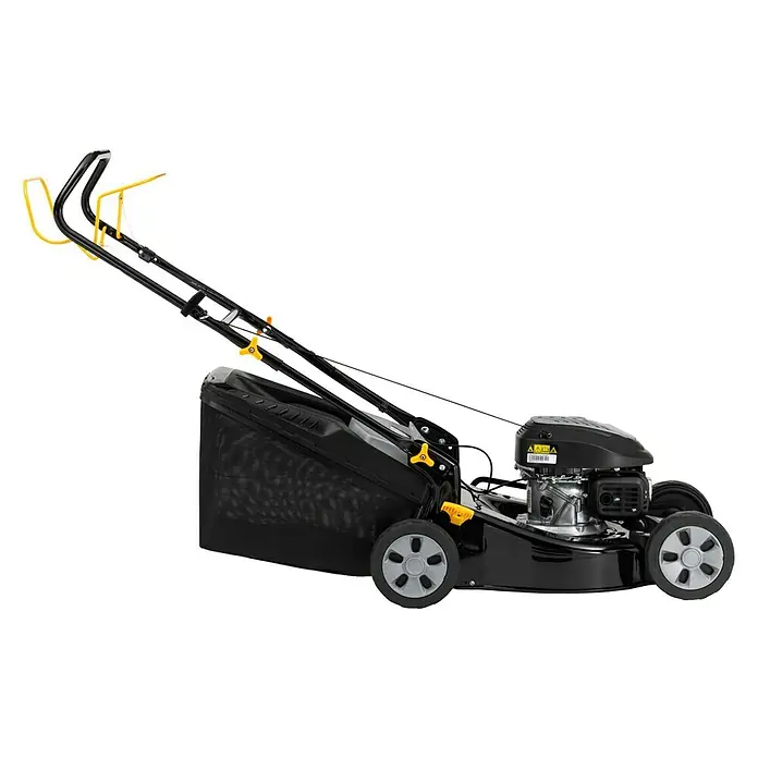 Alpina Cortacésped de gasolina AL546SA - 2,2 kW, 139 cm³, Ancho de corte: 46 cm - Imagen de un cortacésped negro con detalles amarillos y una bolsa de recogida de hierba.