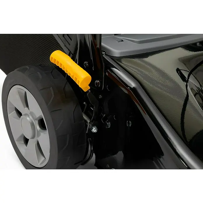 Alpina Cortacésped de gasolina AL546SA - 2,2 kW, 139 cm³, Ancho de corte: 46 cm - Primer plano de una cortadora de césped, destacando la rueda, el mango amarillo de ajuste de altura y la carrocería negra.