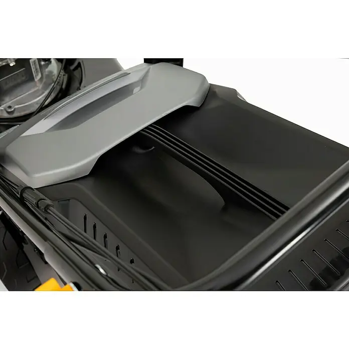Alpina Cortacésped de gasolina AL546SA - 2,2 kW, 139 cm³, Ancho de corte: 46 cm - Detalle de un cortacésped negro con un elemento de control gris. Herramienta de jardinería práctica y elegante para el cuidado del césped.