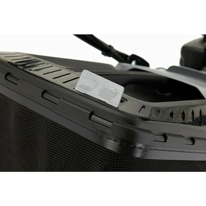 Alpina Cortacésped de gasolina AL546SA - 2,2 kW, 139 cm³, Ancho de corte: 46 cm - Primer plano de una bolsa para cortacésped, que muestra instrucciones sobre cómo colocarla y quitarla correctamente.