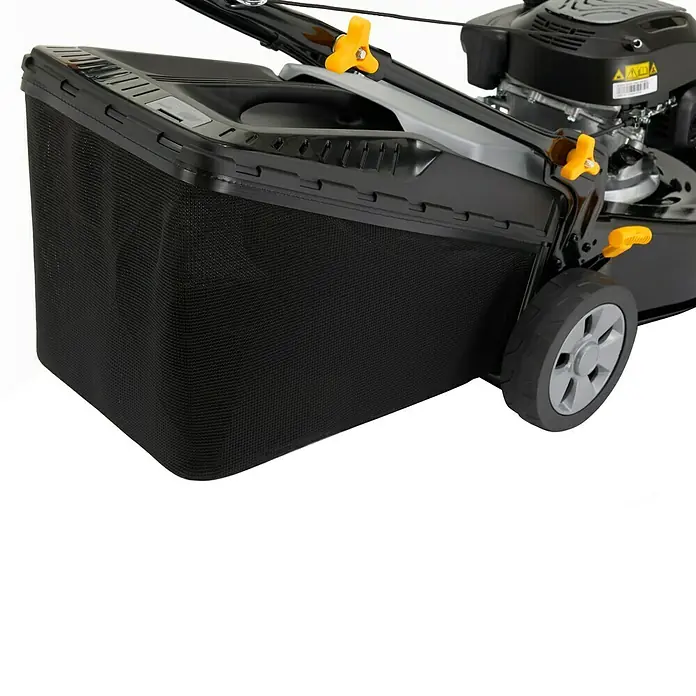 Alpina Cortacésped de gasolina AL546SA - 2,2 kW, 139 cm³, Ancho de corte: 46 cm - Vista detallada de un cortacésped con un cesto de recogida. El cesto es negro y el cortacésped tiene detalles amarillos.