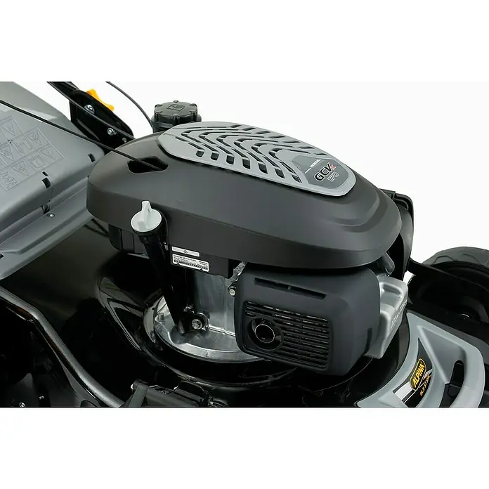 Alpina Cortacésped de gasolina AL551SHQ - 3,3 kW, 167 cm³, Ancho de corte: 51 cm - Primer plano de una cortacésped con motor Honda GCV 170, diseñada para calidad y rendimiento en el cuidado del césped.