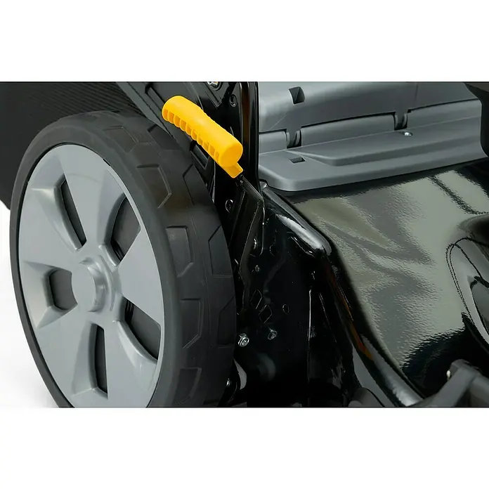 Alpina Cortacésped de gasolina AL551SHQ - 3,3 kW, 167 cm³, Ancho de corte: 51 cm - Primer plano de un cortacésped con mango amarillo para ajuste de altura y rueda gris.