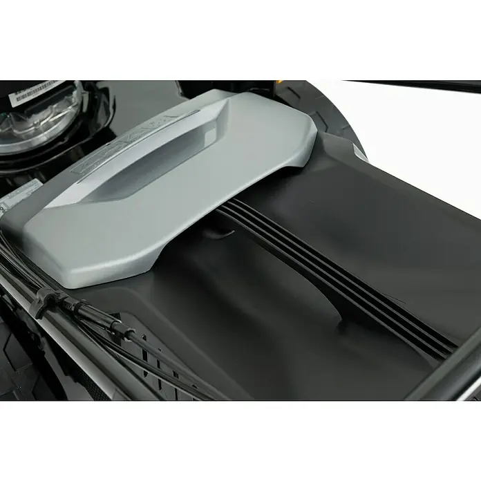 Alpina Cortacésped de gasolina AL551SHQ - 3,3 kW, 167 cm³, Ancho de corte: 51 cm - Primer plano de una cubierta de plástico negro de cortacésped con cubierta de acento gris, destacando su diseño elegante y construcción.
