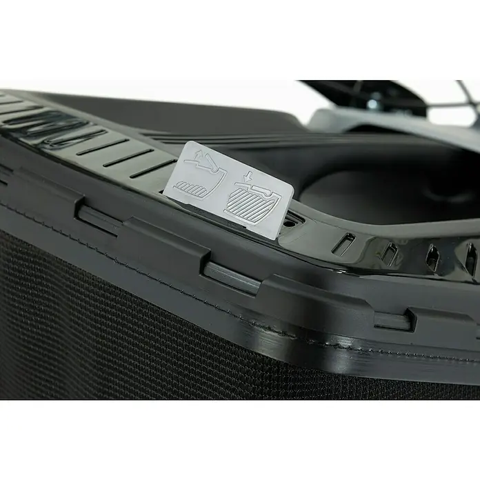 Alpina Cortacésped de gasolina AL551SHQ - 3,3 kW, 167 cm³, Ancho de corte: 51 cm - Primer plano de un recogedor de césped de cortacésped con instrucciones de manejo, mostrando cómo utilizar correctamente el producto.