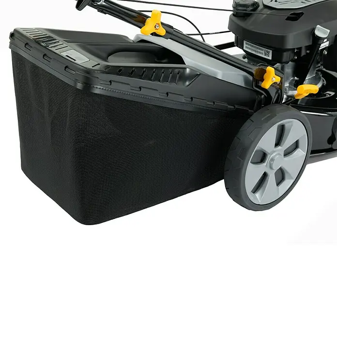 Alpina Cortacésped de gasolina AL551SHQ - 3,3 kW, 167 cm³, Ancho de corte: 51 cm - Primer plano del recogedor de césped de una cortadora de césped, fijado a una máquina negra con detalles amarillos.