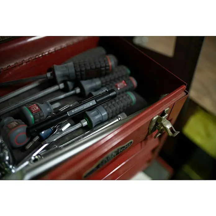 Ledlenser Taschenlampe P4R Core - 15 lm - 200 lm, IP54 - Werkzeugkasten mit Schraubenziehern, einem LED-Stift und anderem Werkzeug, ideal für Heimwerker und Profis.