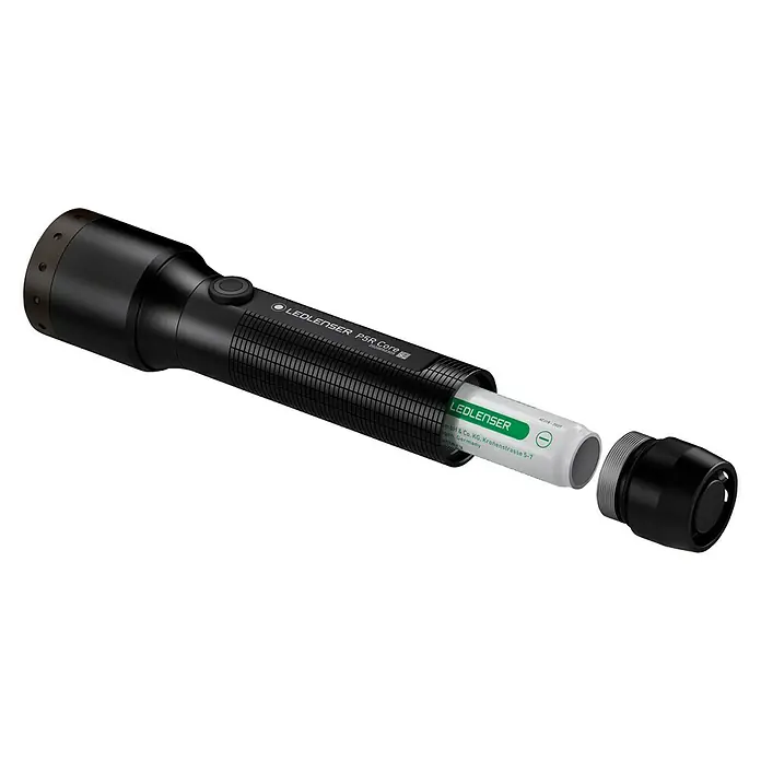 Ledlenser Taschenlampe P5R Core - 15 lm - 500 lm, IP68 - Nahaufnahme einer Ledlenser P5R Core Taschenlampe mit geöffnetem Batteriefach und eingelegter Batterie. Kompaktes Design und hohe Leuchtkraft.